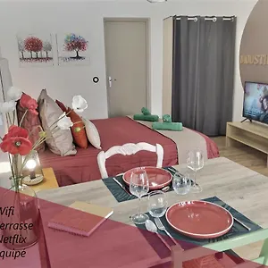 https://studio-tout-confort-terrasse-calme-moustiers-7.fr-provencehotel.com